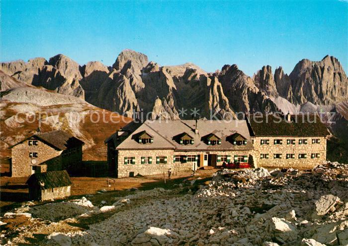 Schlern Schlernhaeuser gegen Rosengarten Dolomiten