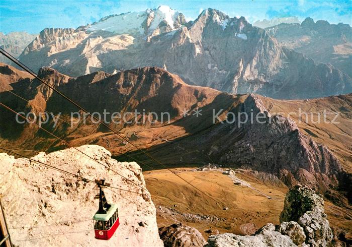 Pordoipass Seilbahn Pordoipass Pordoispitze gegen Marmolada Dolomiten Bergwelt