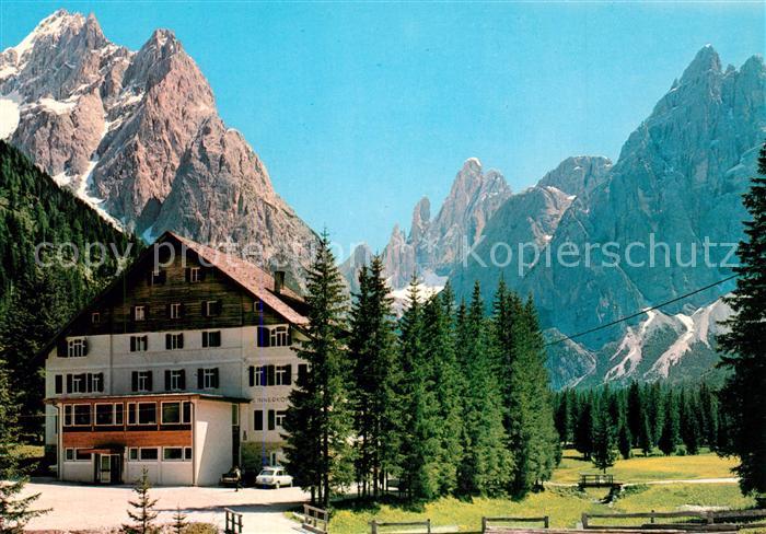 Fischleinboden Hotel Restaurant gegen Zwoelferkofel Dolomiten Cima Dodici Dolomi