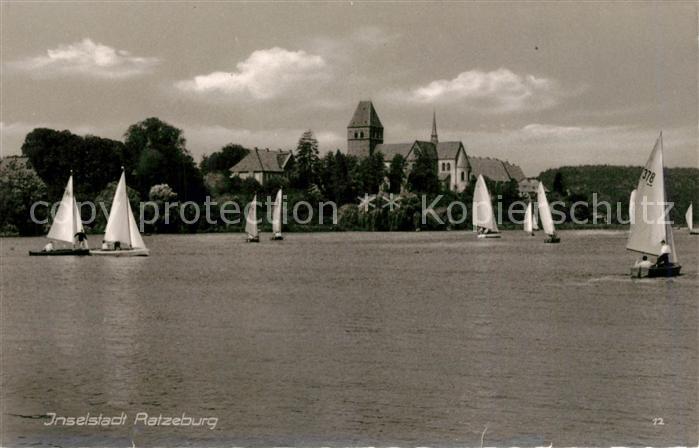 Ratzeburg Blick zur Kirche Inselstadt Naturpark Lauenburgische Seen Segelboote
