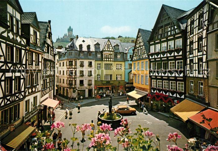 Cochem Mosel Marktplatz St Martinsbrunnen Altstadt Fachwerkhaeuser Burg