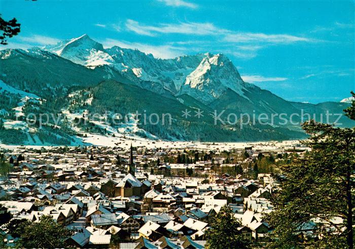 GARMISCH-PARTENKIRCHEN Bayern Stadtpanorama gegen Zugspitze Wettersteingebirge W