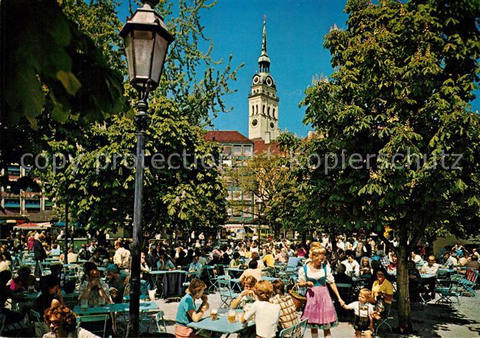 Muenchen Biergarten am Viktualienmarkt Pfarrkirche St Peter