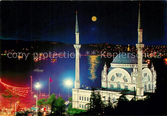 Istanbul Constantinopel Dolmabahce Moschee und Bosphorus