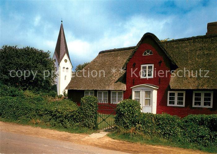 Amrum St Clemens Kirche und altes Friesenhaus in Nebel