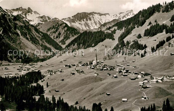 Mittelberg Kleinwalsertal Panorama mit aelpeleskopf und Guentlispitze Alpen Flie