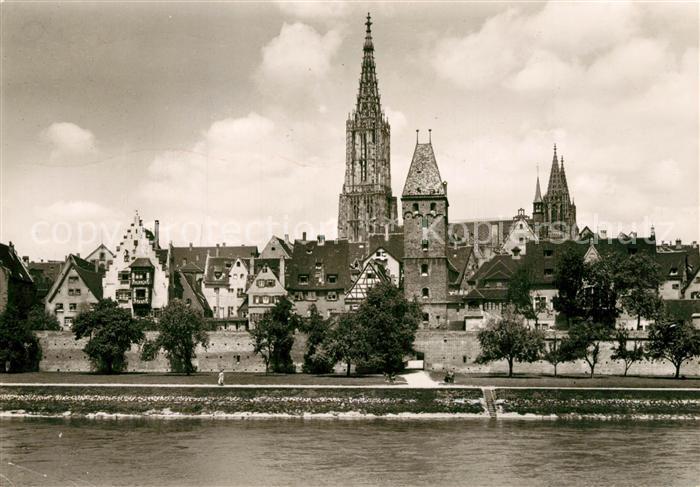 Ulm Donau Blick ueber die Donau zur Altstadt mit Ulmer Muenster