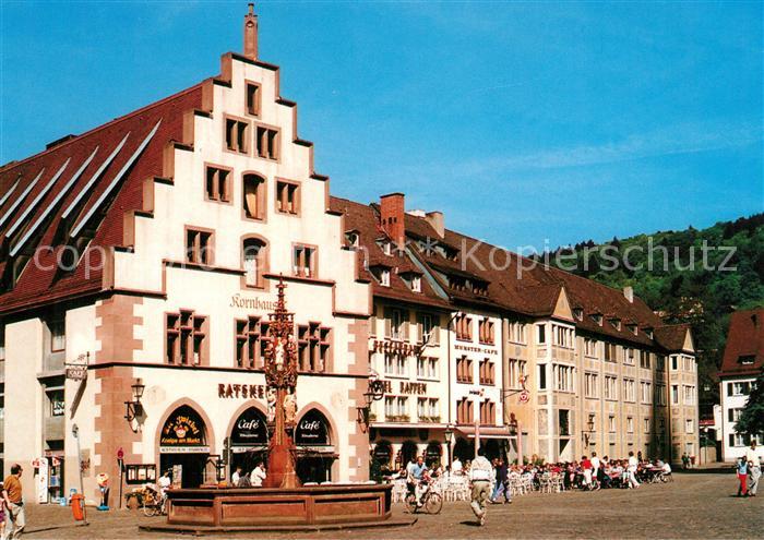 Freiburg Breisgau Muensterplatz Kornhaus mit Fischbrunnen