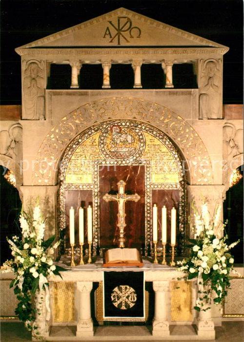 Bad Homburg Erloeserkirche Altar mit Jerusalemkreuz