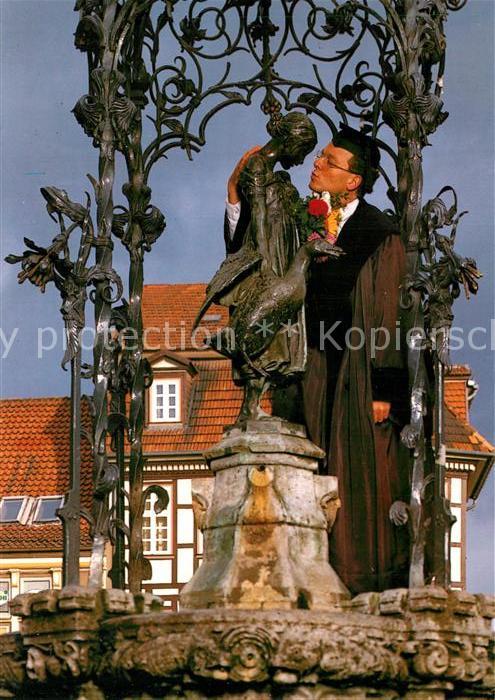 Goettingen Niedersachsen Gaenseliesel Brunnen Kuss eines frischgebackenen Doktor