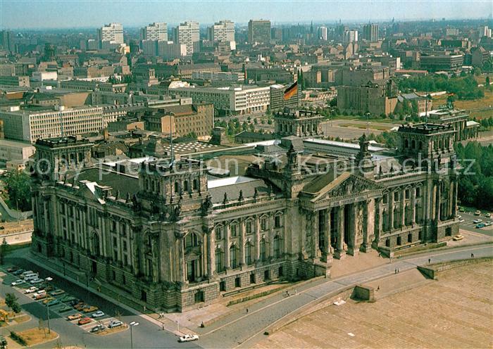 Berlin Reichstagsgebaeude mit Brandenburger Tor Fliegeraufnahme