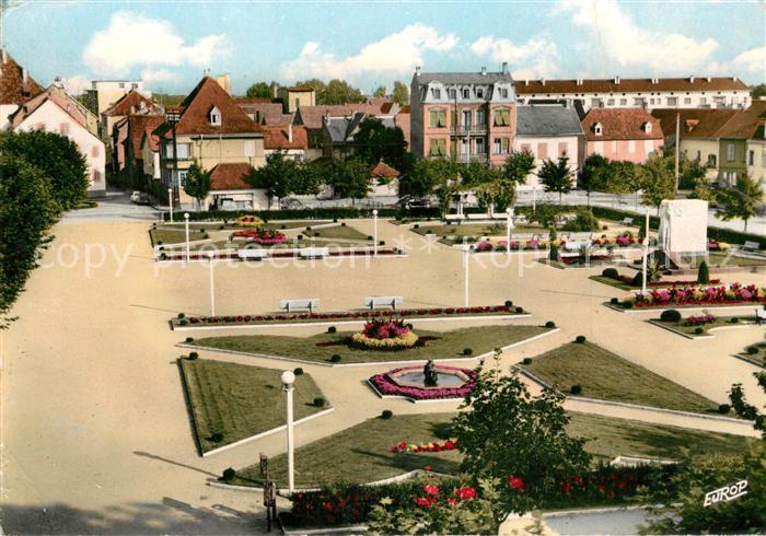 Selestat Bas Rhin Elsass Le Monument aux Morts et la Place de la Republique