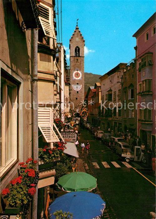 Sterzing Suedtirol Neustadtgasse gegen Zwoelferturm