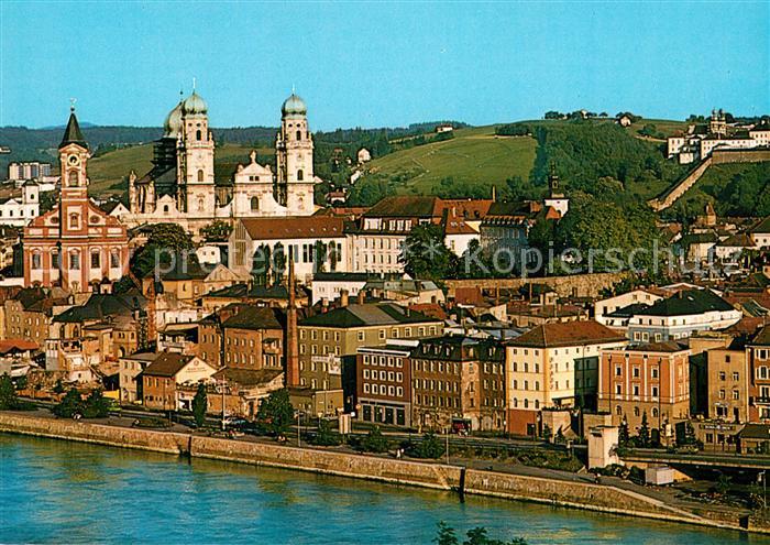 Passau Drei Fluesse Stadt Altstadt mit Pauluskirche und Dom gegen Maria Hilf