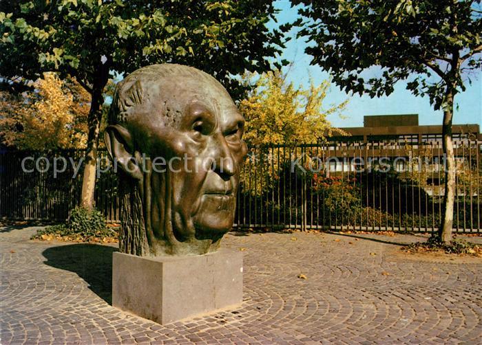 Bonn Rhein Konrad Adenauer Denkmal am Bundeskanzleramt Kuenstler Prof. Hubertus