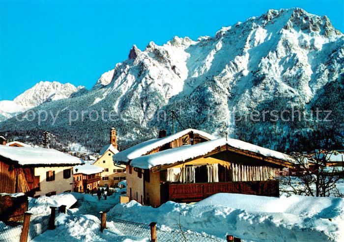 Mittenwald Bayern Ortsmotiv mit Kirche gegen Karwendelgebirge Winterpanorama