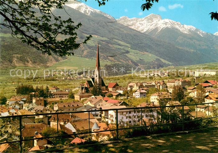 Schlanders Suedtirol Ortsansicht mit Kirche Landschaftspanorama Vinschgau Alpen