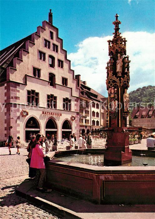Freiburg Breisgau Muensterplatz Kornhaus Ratskeller mit Fischbrunnen