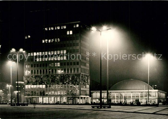 Berlin Haus des Lehrers mit Kongresshalle bei Nacht