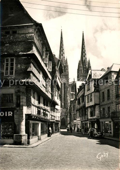 Quimper Rue Kereon au fond la Cathedrale