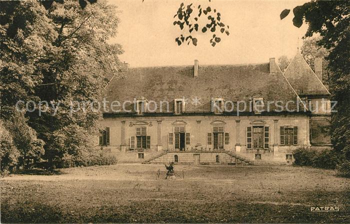 Nuits-sur-Armancon Chateau de Nuits Facade sur la pelouse