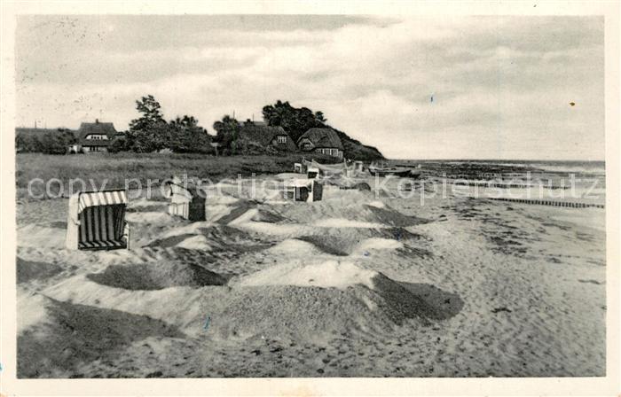 Ahrenshoop Ostseebad Strand mit Fischerhaeusern