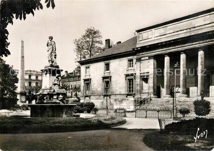 Chalon-sur-Saone Palais de justice monument Thevenin et l'obelisque