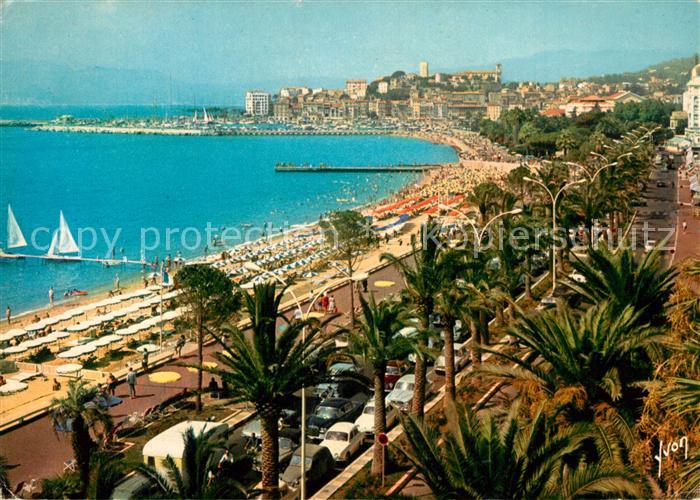 Cannes Alpes-Maritimes La Croisette la Plage et au fond le Suquet