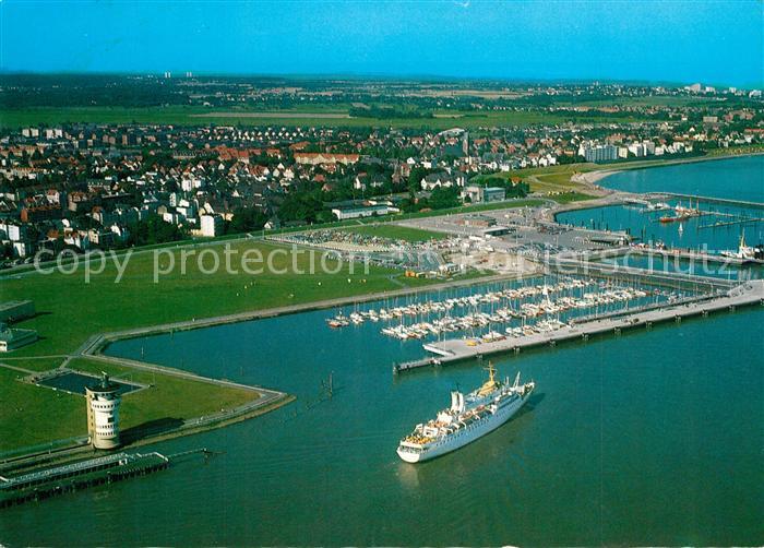 Cuxhaven Nordseebad Neue Seebaederbruecke mit Jachthafen und Stadt Alte Liebe Fa