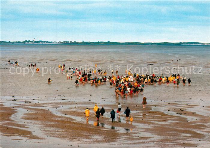 Utersum Wattwanderung nach Norddorf auf Amrum im Hintergrund Insel Sylt