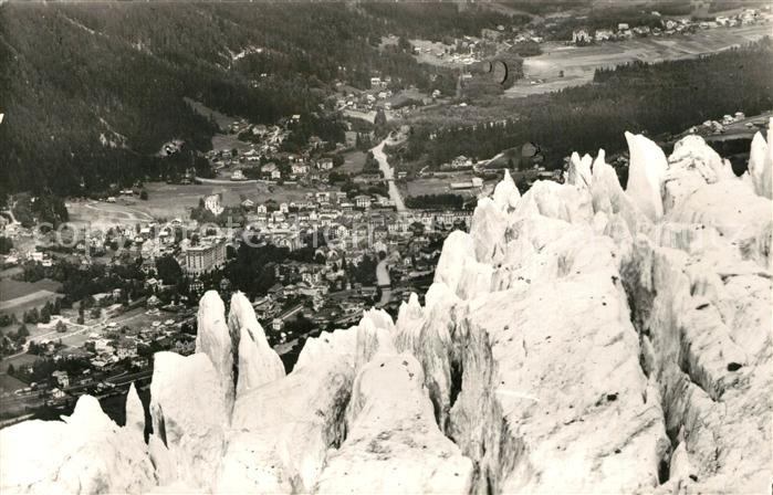 Chamonix Les pyramides de glace du glacier des Bossons et la ville