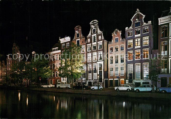 Amsterdam Niederlande Keizersgracht met oude gevels Alte Giebelhaeuser Nachtaufn