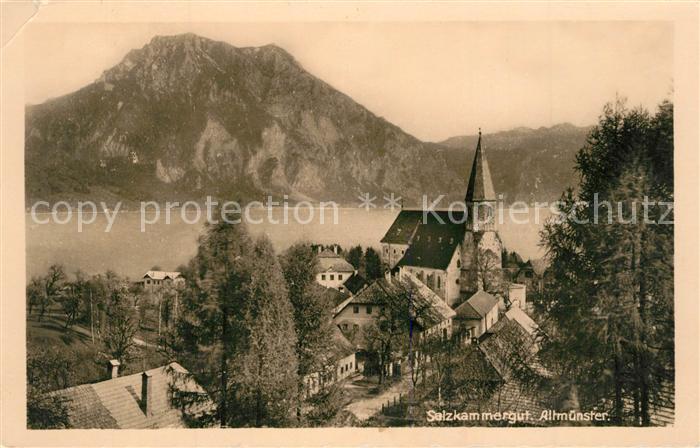 Altmuenster Salzkammergut Ortsansicht mit Kirche Blick ueber den Traunsee