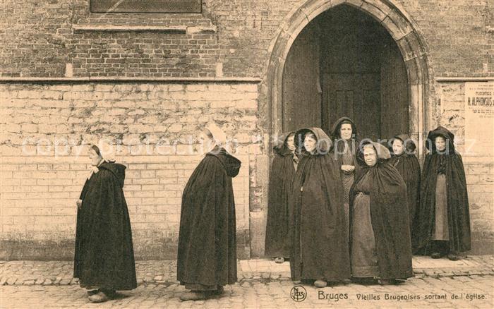 Bruges BRUGGE Belgie Vieilles Brugeoises sortant de l'eglise