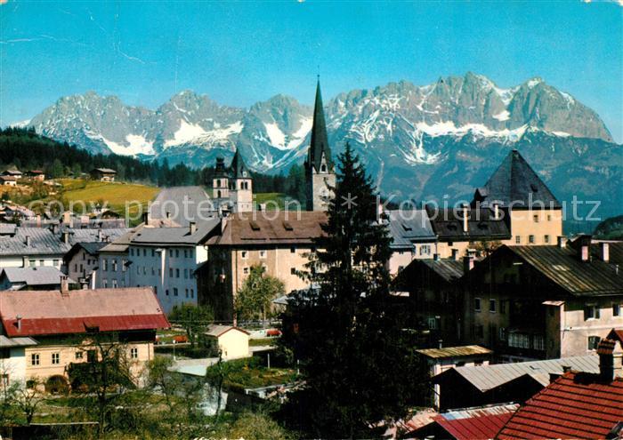 Kitzbuehel Tirol Ortsmotiv mit Kirche Blick gegen Wilden Kaiser Kaisergebirge