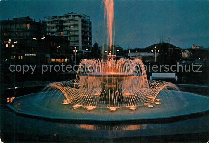 Arona Lago Maggiore Springbrunnen Nachtaufnahme