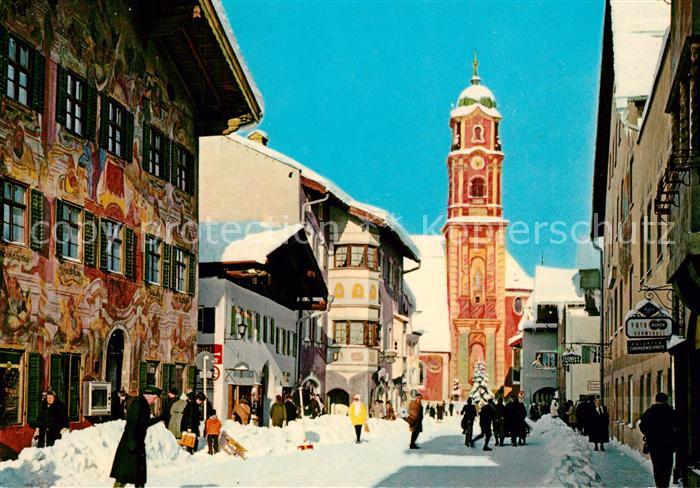 Mittenwald Bayern Obermarkt Haeuser mit Freskomalereien Lueftlmalerei Pfarrkirch