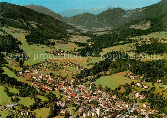 Hermagor Kaernten Sommerfrische Blick ins Gitschtal mit Guggenberg Fliegeraufnah