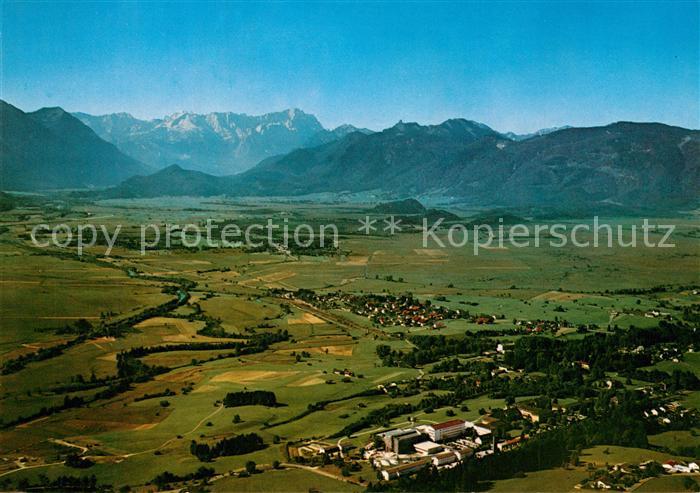 Murnau Staffelsee Unfallkrankenhaus mit Blick auf die Zugspitze Wettersteingebir