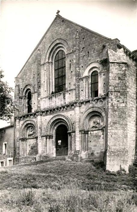 Parthenay Facade de Eglise romane Parthenay-le-Vi