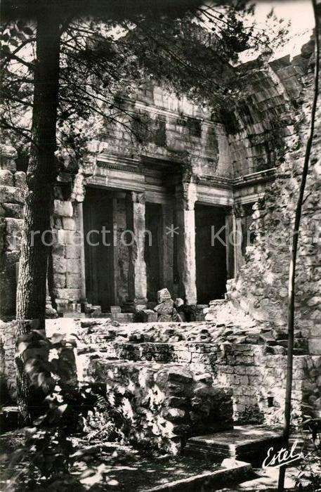Nimes Jardin de la Fontaine Temple de Diane Ruine