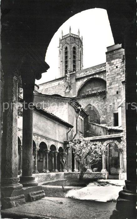 Aix-en-Provence Clocher de la Cathedrale Saint Sauveur intérieur du Cloitre