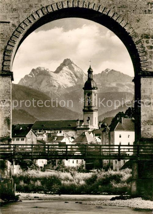 Traunstein Oberbayern Durchblick zur Kirche Alpen