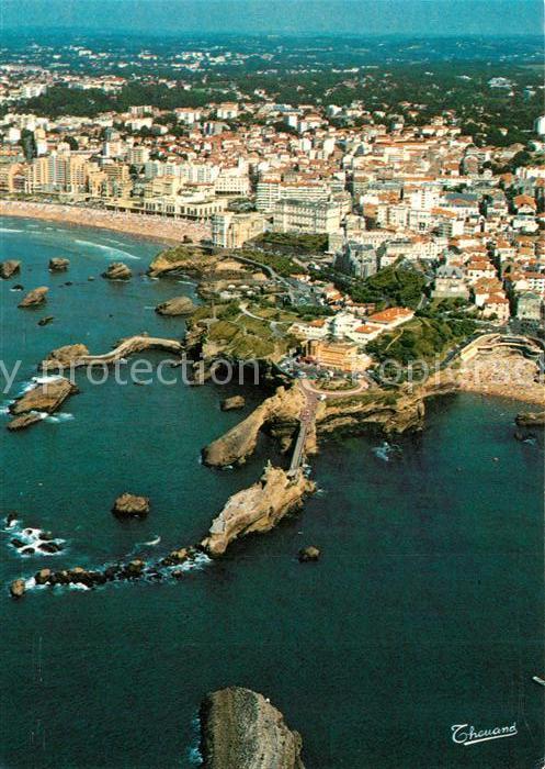 Biarritz Pyrenees Atlantiques Rocher de la Vierge dans le fond Grande Plage et l