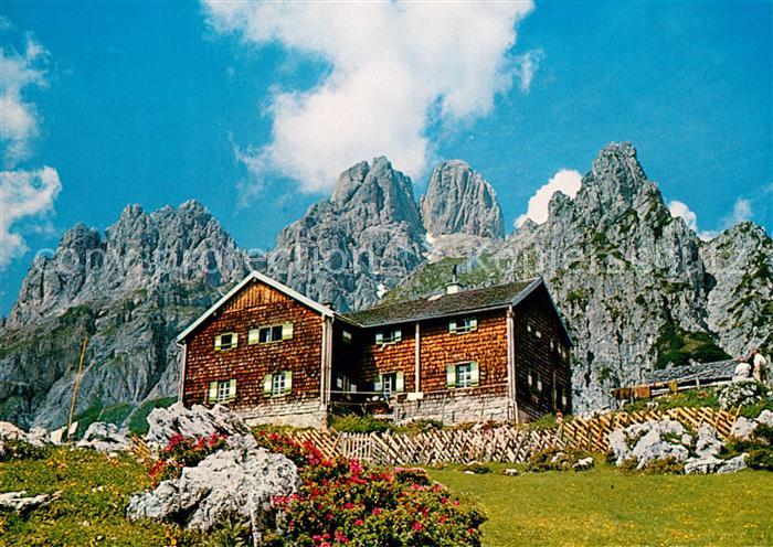 Filzmoos Hofpuerglhuette mit Bischlofsmuetze Dachsteingebirge