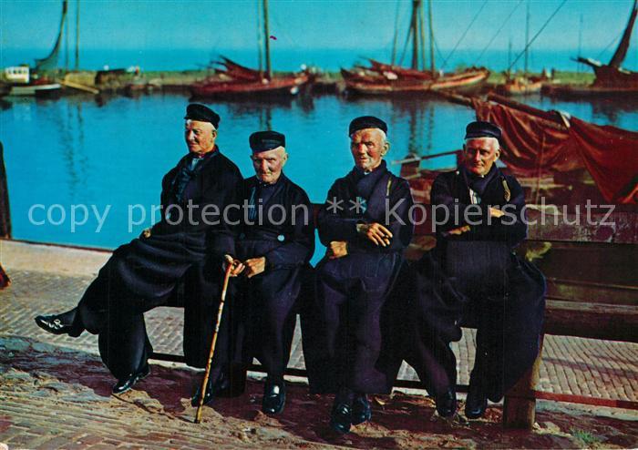 Volendam Maenner am Hafen Trachten