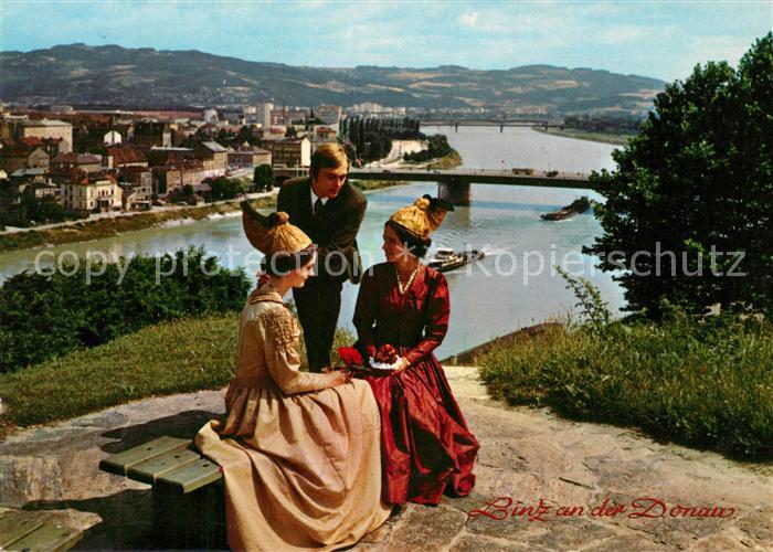 Linz Donau Panorama Blick ueber die Donau Original Linzer Goldhaubentracht