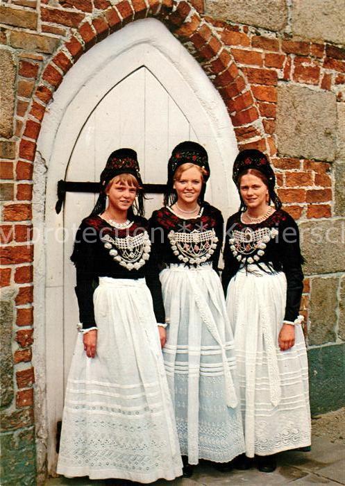 Amrum Junge Friesinnen in Landestracht