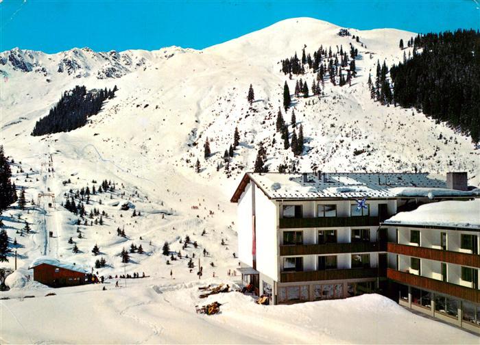 Hochfuegen Berghotel mit Lamarklift im Zillertal Wintersportplatz Zillertaler Al