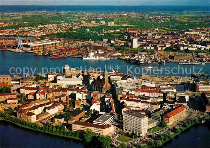 Kiel Innenstadt mit Blick auf Werften und Ostufer Fliegeraufnahme